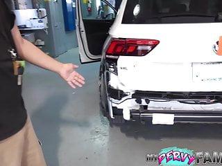 Daddy fickt seine Freundin im Auto