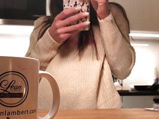 Sex mit dem Dildo in der Küche