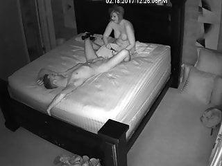 Sie spielt für uns mit ihrem Dildo