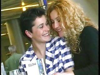 Mutti macht es sich in der flughafentoilette Position