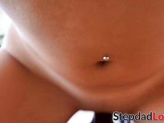 Versaute Stieftochter wird von ihrem älteren Vater gefickt