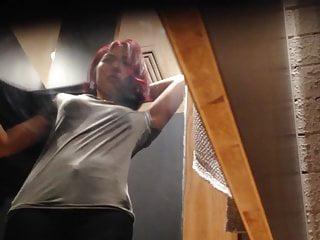 Japanische teenagerin zeigt ihre Muschi in der Umkleide