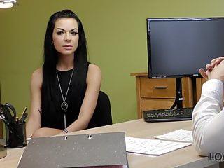 Zierliche Brünette wird von einem steifen Schwanz gebumst