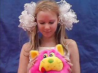 Blonder Teen masturbiert und spielt mit Dildo