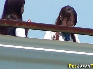 Asiatische Teens in Uniform macht es beobachtet