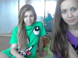 Zwei russische Schulmädchen spielen nach der Schule