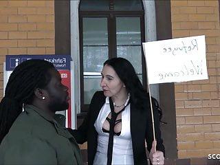 Deutsche Milf wird in der Toilette gefickt