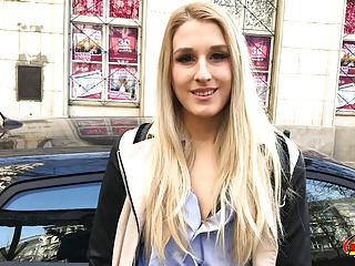 Junge Schülerin diane B zeigt beim Casting alles was sie kann