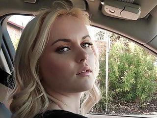 Blondine mit natürlichen Titten unter freiem Himmel