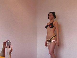 Teen lässt sich von Männern begrabschen