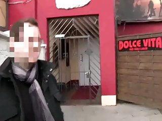 Busige blonde Hausfrau bringt einen Schwanz im Bett