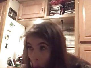 Hübsches weisses Mädchen macht die Beine breit