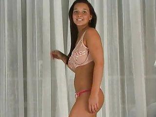 Christina zeigt was sie im Bett kann