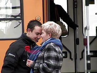 Die Oma zeigt alles was sie kann