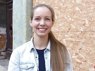 Deutscher Teen lässt sich von Hinten fingern