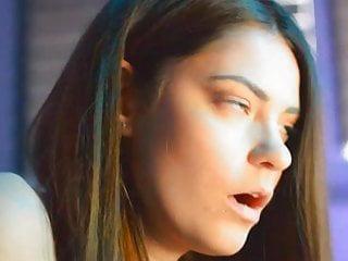 Sexy Brünette amüsiert sich mit einem Vibrator