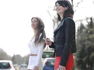 Er zeigt ihrer Freundin wie man eine Hure befriedigt