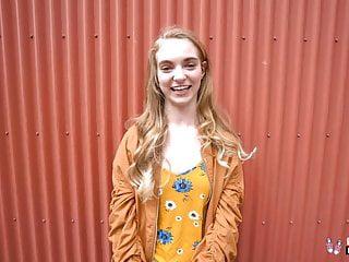 Echte Teens zierliche Russin bekommt ihre enge Muschi gedehnt