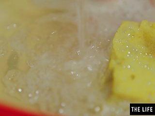 Geile Milf rasiert sich und spritzt ab