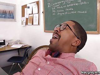 Versaute Jungfrau Julia Ann fickt im Büro mit ihrem Lover