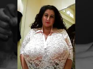 Oma mit riesigen Titten wichst sich um die Wette