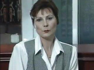 Reife und junge Frau treiben es anal