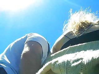 Nacktes Luder fingert sich unter den Rock