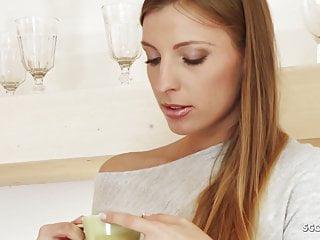 Bruder verführt Stiefschwester mit haariger Muschi anal