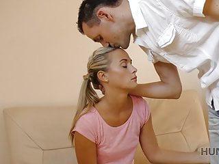 Die junge lucie steht im mittelpunkt einer wilden Orgie