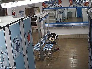 Am schwimmbad geht es im umkleideraum zur Sache