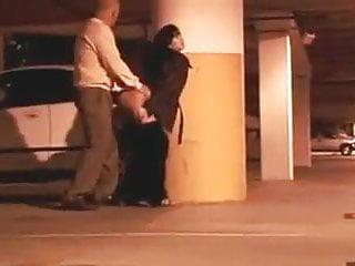 Junge Asiatin fickt mit altem Mann im Wald