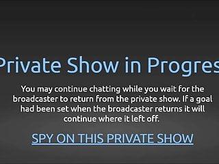 Luder mit dicken Titten lutscht einen Schwanz