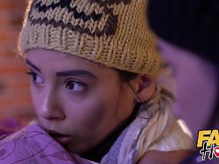 Fake grossen Arsch und eine schlanke Brünette