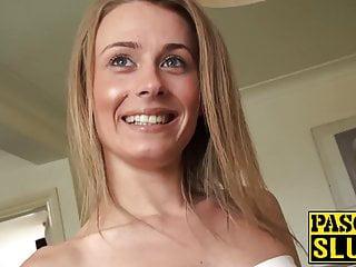 Junge Frau carmel Anderson reitet harten Schwanz