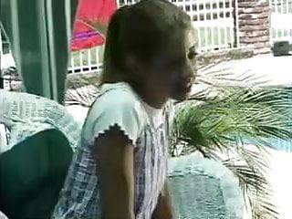 Nacktes Mädchen zieht sich ein sehr gerne aus