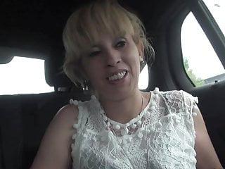 Frau mit sexy Kurven lässt sich willig ficken