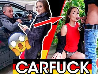 Sex im Auto deutsche Milf bläst Schwanz