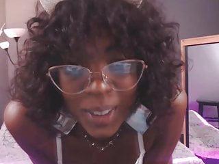 Süße Ebony mit riesigen Titten wird hart gefickt