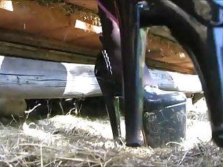 Kleine Maus in Latex und Strumpfhose