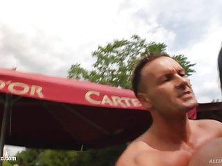 Super süsses Mädchen Christina lässt sich in die Fotze spritzen