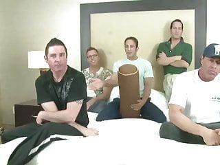 Das geile Teen beim Gruppensex mit 5 Männern die sie ficken wollen - Amateur Gangbang mit der geilen Blondine