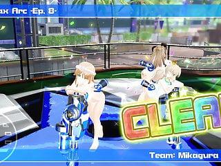 Schau zu wie die geilen Titten der schönen Blondine die Muschi fickt - Sex am Strand