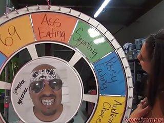 Teen Naomi West wird hart gefickt