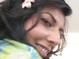 Spanische Hure mit kleinen Titten wird hart gefickt