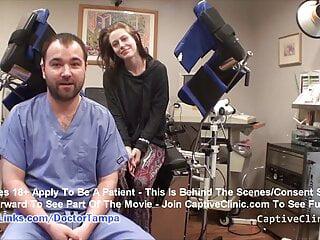 Junge Frau wird von ihrem Arzt tief untersucht