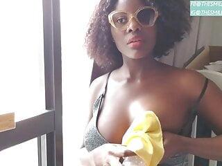 Schwarze Frau zeigt ihre großen Titten