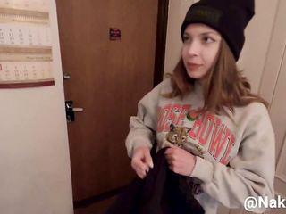 Russische Mädchen schlucken das Sperma des Sklaven