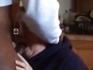 Frau lutscht einen schwarzen Schwanz und schluckt Sperma