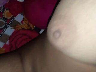 Teenager fickt ihren Mann und dessen Freund bis er abspritzt