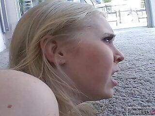 Geiles Mädel beugt sich über einen lesbenschwanz vor